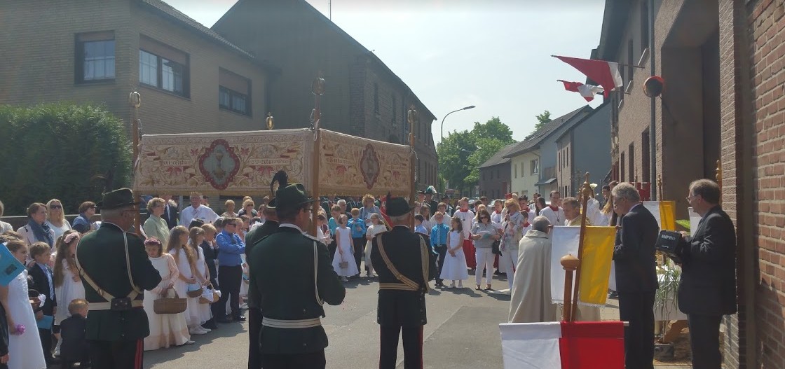 Niederzierer Pfarrgemeinden feierten das Fronleichnamsfest 2016 in Oberzier